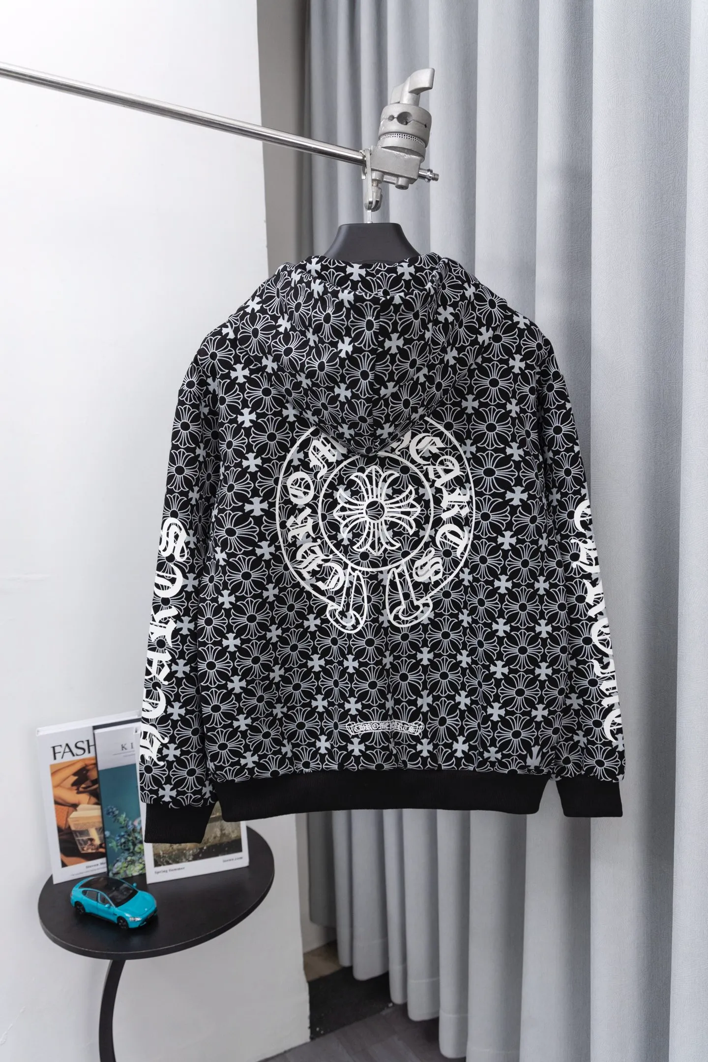 P310 Style No.: M022 𝐂𝐇𝐑𝐎𝐌𝐄 𝐇𝐄𝐀𝐑𝐓𝐒/Cro Heart Hooded 23FW new full printed Sanskrit open and close sweatshirt Full dark pattern print as the backing to show a sense of mystery Sanskrit embroidery on the front chest Metal zipper closure Classic Sanskrit print design on both arms Classic big horseshoe print on the back, overall high-end and versatile, same style for men and women Size: S-XL